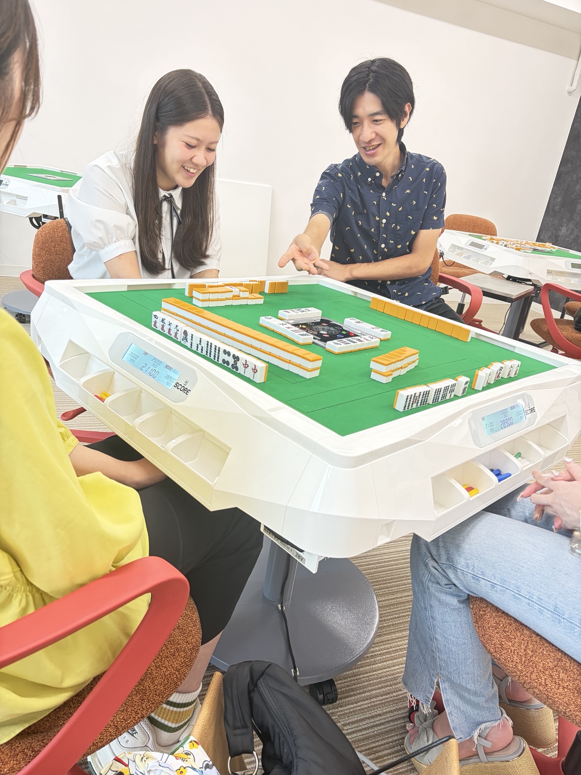 講師と麻雀を学ぶ様子