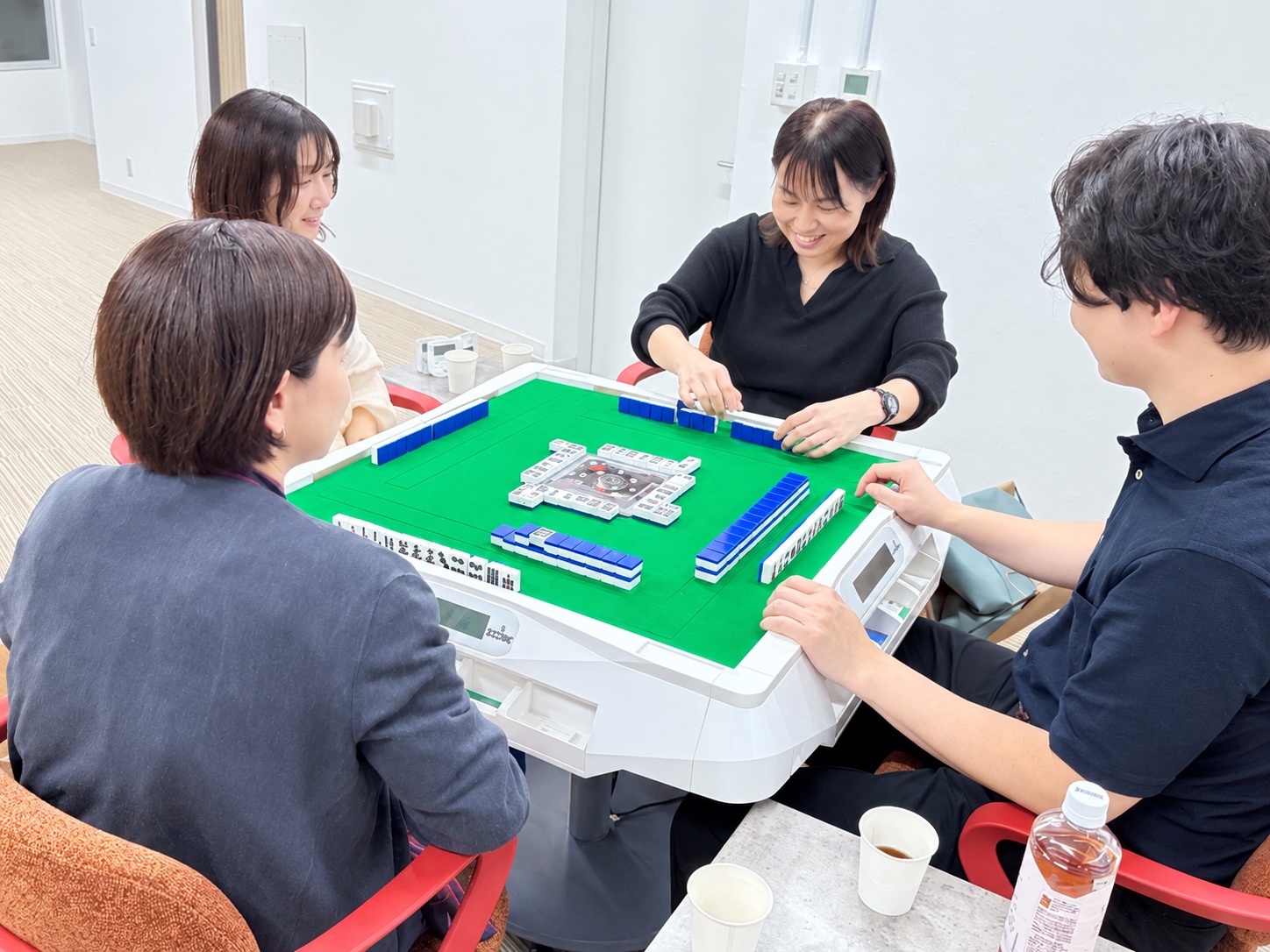 笑顔で麻雀を楽しむ教室の様子